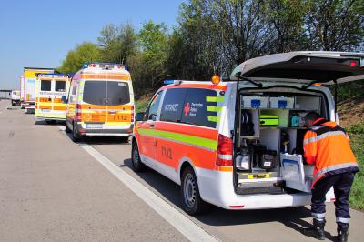 Wendlingen: Ein verletzter Lkw-Fahrer bei Auffahrunfall zwischen drei Lkw